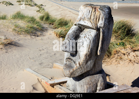Un gigante di legno scolpito sulla testa Barmouth dune. Foto Stock
