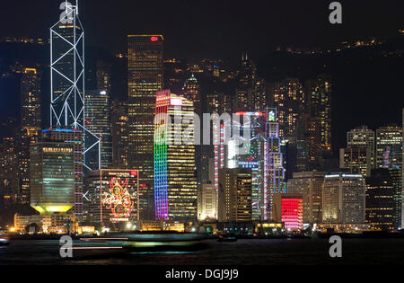 La luce laser show sui grattacieli del distretto centrale dell'Isola di Hong Kong come visto da Kowloon, Hong Kong, Cina, Asia Foto Stock