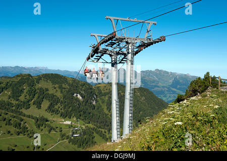 I turisti in una seggiovia che viaggiano da Malbun al Sareiserjoch ridge, Malbun, Principato del Liechtenstein, Europa Foto Stock