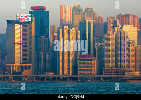 Vista da Kowloon verso i grattacieli sull isola di Hong Kong, Hong Kong, Cina, Asia Foto Stock