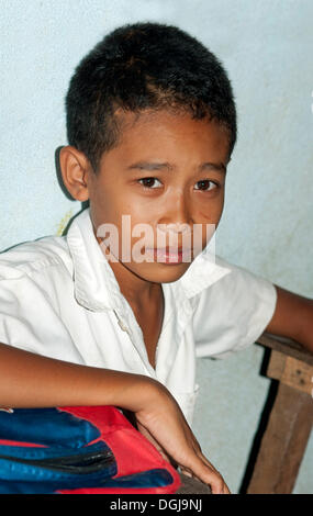Ritratto di un ragazzo di scuola, scuola elementare nel villaggio di Areyskat vicino a Phnom Penh in Cambogia, sud-est asiatico Foto Stock