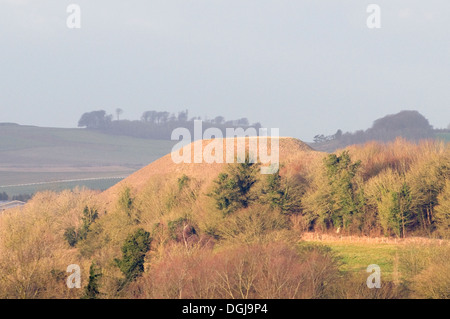 Silbury Hill tardo Neolitico sacro uomo fatto tumulo di Avebury Marlborough Wiltshire espressione della dea nel paesaggio Foto Stock