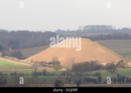 Silbury Hill tardo Neolitico sacro uomo fatto tumulo di Avebury Marlborough Wiltshire espressione della dea nel paesaggio Foto Stock