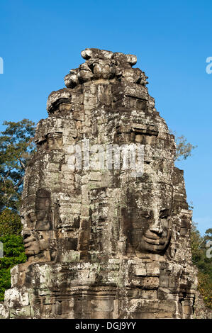 Tower con un volto scolpito in pietra, tempio Bayon, Angkor Thom, Siem Reap, Cambogia, Asia sud-orientale, Asia Foto Stock