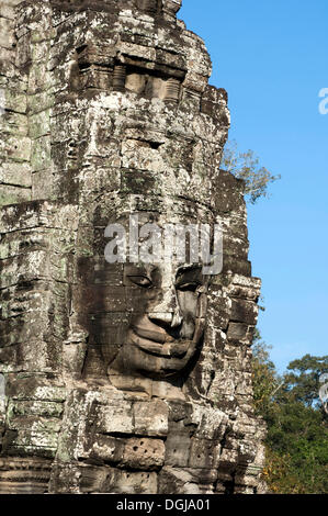 Sorriso di Angkor, enorme volto scolpito in pietra su una torre, tempio Bayon, Angkor Thom, Siem Reap, Cambogia, Asia sud-orientale, Asia Foto Stock