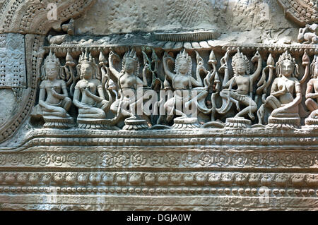 Rilievo murale, arenaria, con balli apsaras terminando presso il municipio di ballerini, Preah Khan, Tempio di Angkor, Siem Reap, Cambogia Foto Stock