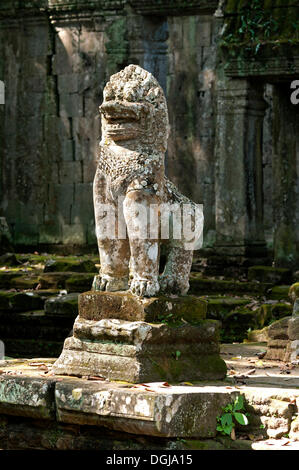 Custode leone di pietra presso la Porta Orientale, Preah Khan, il tempio costruito dal Re Jayavarman VII, del XII secolo, Angkor, Cambogia Foto Stock