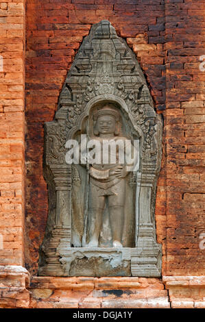 Il bassorilievo di un tutore maschio figura tenendo un trident-lancia in mano, Tempio Lolei, Gruppo Rolous, Angkor, Cambogia Foto Stock