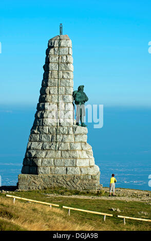 Visitatore il monumento alla montagna del battaglione di fanteria diavoli blu, diables bleus, sul vertice del Grand Ballon, sopra il Foto Stock