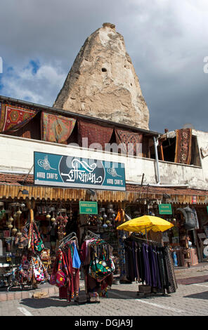 Negozi di souvenir in piazza del mercato, un cono di tufo sul retro, Göreme, Cappadocia, Nevşehir Provincia, Anatolia Centrale Regione Foto Stock