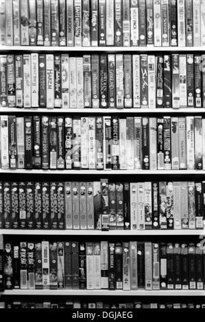 Modelli di videocassette VHS di popolari film in vendita in un negozio durante gli anni novanta il Regno Unito Foto Stock