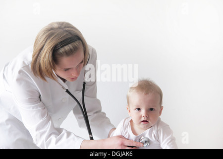 Medico donna esame baby al torace Foto Stock