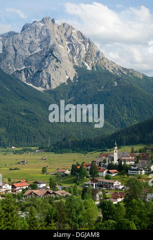 Villaggio di Lermoos in Ehrwalder Becken davanti Gruenstein montagna, Ehrwald, Tirolo, Austria Foto Stock