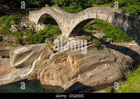 Ponte dei Salti, storico ponte romano con archi doppi attraversando il fiume Verzasca, Verzascatal, Lavertezzo, Kanton Tessin Foto Stock