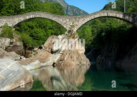 Ponte dei Salti, storico ponte romano con archi doppi attraversando il fiume Verzasca, Verzascatal, Lavertezzo, Kanton Tessin Foto Stock