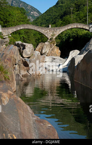 Ponte dei Salti, storico ponte romano con archi doppi attraversando il fiume Verzasca, Verzascatal, Lavertezzo, Kanton Tessin Foto Stock
