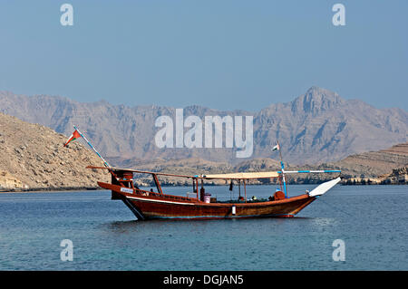 Dhow tradizionale, ormeggiata in una baia, Khor Ash Sham fiordo, Governatorato Musandam, Oman Foto Stock