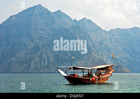 Dhow tradizionale, ormeggiata in una baia, Khor Ash Sham fiordo, Governatorato Musandam, Oman Foto Stock