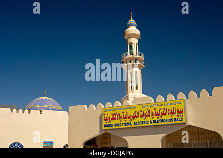 Segno di un business per elettrodomestici e apparecchi elettrici davanti ad una Moschea, Al Hamra, Ad Dakhiliyah, Oman Foto Stock