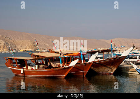 Tre dhows sono pronti per escursioni nel porto di al-Khasab o al-Chasab, Khasab, Governatorato Musandam, Oman Foto Stock