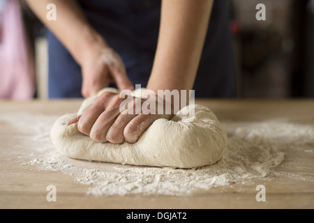 Mani impastare la pasta di pane Foto Stock