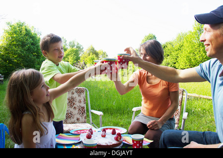 Famiglia festeggia il compleanno all'aperto Foto Stock