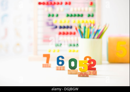 Diversi numeri di colori su una scrivania Foto Stock