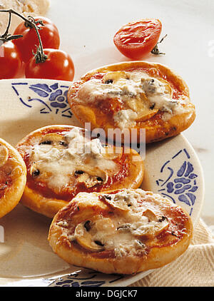 Mini pizze con gorgonzola, Italia. Foto Stock