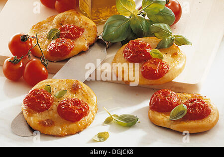 Mini pizze con pomodoro e mozzarella, Italia. Foto Stock