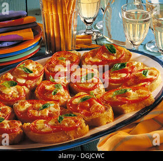 Crostini di mozzarella di pomodoro, Italia. Foto Stock