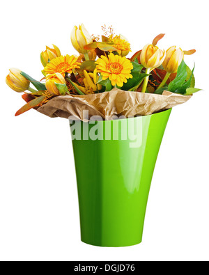 Mazzo di fiori colorati da tulipani e gerbere fiori isolati su sfondo bianco. Primo piano. Foto Stock