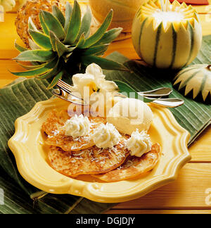 Pancake all'ananas con crema al rum e gelato alla vaniglia, Caraibi. Foto Stock