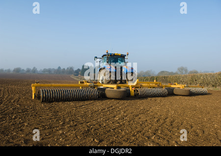 Il trattore per preparare il terreno del campo Foto Stock