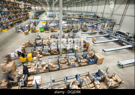 Assemblate gli ordini nel magazzino di distribuzione Foto Stock