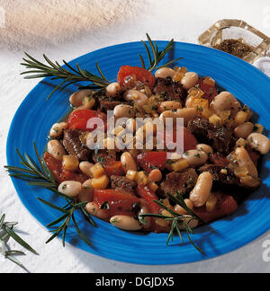 Cinghiale in casseruola o stufato con fagioli bianchi, cipolle, sedano, i pomodori e le erbe, brasati al vino bianco, Francia Foto Stock