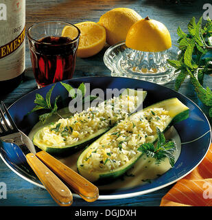 Zucchine farcite di riso, con salsa al limone, Grecia. Foto Stock