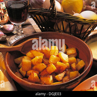 Patatas bravas, patate fritte croccanti servite con una maionese all'aglio, Spagna. Foto Stock