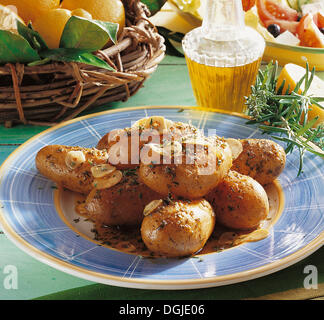 Il limone e aglio-patate piccole patate fritte in olio d'oliva, cotto a fuoco lento in brodo, condito con limone e aglio, Grecia Foto Stock