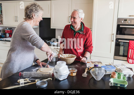Coppia senior la preparazione di pasticceria Foto Stock