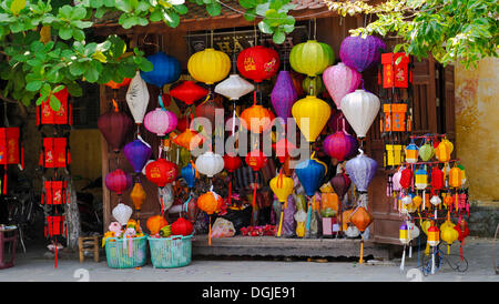 Negozio tipico con lanterne, Hoi An, Vietnam, sud-est asiatico Foto Stock