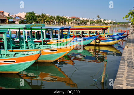 Barche tradizionali sulla canzone Thu Bon river, Hoi An, Vietnam, sud-est asiatico Foto Stock