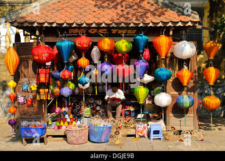 Negozio tipico con lanterne, Hoi An, Vietnam, sud-est asiatico Foto Stock