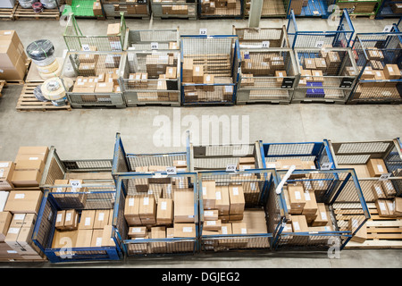 Assemblate gli ordini nel magazzino di distribuzione Foto Stock