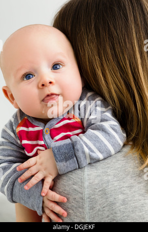 Azienda madre figlio bambino sulla spalla, dribbling Foto Stock