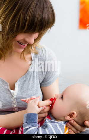 Il bambino e la madre figlio con il succhietto nella bocca Foto Stock