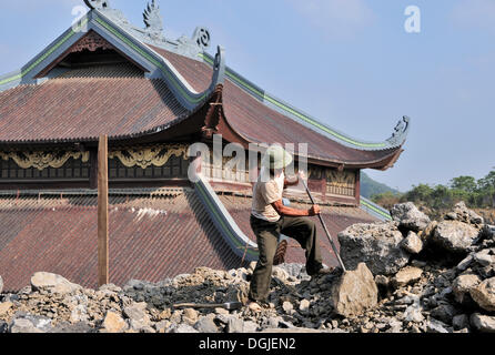 Lavoratori a Chua Bai Dinh pagoda, attualmente un sito in costruzione, per diventare uno dei più grandi pagode nel sud-est asiatico Foto Stock