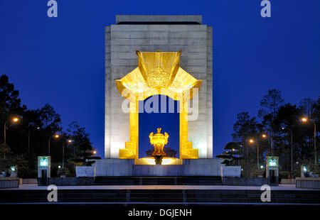 War Memorial, Bac figlio Memorial statua, Dai Tuong Niem Anh Hung, Ba Dinh square, Hanoi, Vietnam, sud-est asiatico Foto Stock