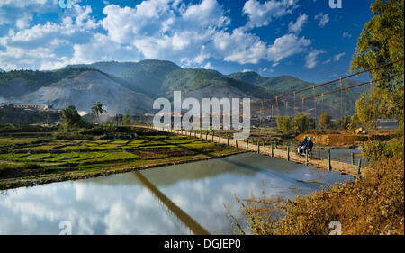 Ponte di sospensione in Mai Chau Valley, il Vietnam Asia Foto Stock