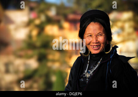 Una donna dalla Black Hmong minoranza etnica gruppo presso il mercato di Sapa o Sa Pa, nel Vietnam del Nord, Vietnam Asia Foto Stock