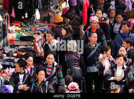 Mercato di Sa Pa o Sapa, nero di etnia Hmong gruppo di minoranza, Vietnam del Nord, Vietnam Asia Foto Stock